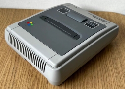 任天堂SNES（Super Nintendo Entertainment System）是一款由任天堂公司开发和制造的家用游戏机。
