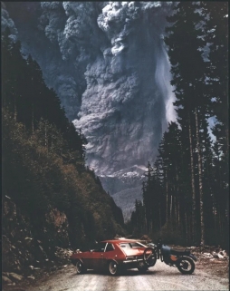 1980年。Richard Lasher 在去骑越野摩托的路上，遇到了圣海伦火山爆发