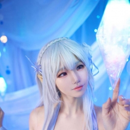 Re-Zero艾米莉亚水晶连衣裙cosplay，美不美，还是得看大腿