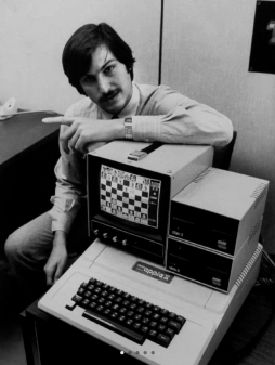 那些年错过的8Bit古董电脑美国篇(2)Apple II家族上 关于苹果电脑公司及其“1977三杰”之一的Apple lI的 故事或许已是家喻户晓。