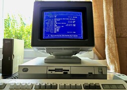不少朋友对我那台 IBM PS/2 Model 30 的配置详情很感兴趣。具体配置如下，照片是在我的工作室拍摄的。