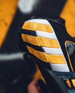 #不买鞋存图# 之Adidas Agent Gil Restomod “Black and Gold”，黑金配色加上漆皮鞋面，可远观而不可实战焉！  images via id4shoes ​​​[/cp]