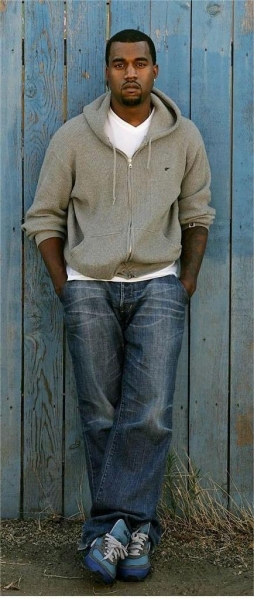 经典老照片：“侃爷”Kanye West在2005年时，穿着一双Stash x Nike Air Classic BW拍摄照片~ ​​​