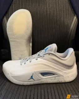 Jordan  Zion 4 “乔治城” PE 实物现身，这个鞋身看着还是很纤细修长，和锡安体型呈现强烈反差啊[允悲]