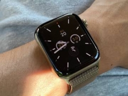 Apple Watch Series 6 的 AOD 是真的亮，总是给我一种屏幕还没熄...