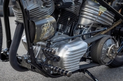 今天带来的是来自德国的定制商“Speed Up Motorcycle”基于1950年哈雷shovelhead引擎设计打造的作品，该作品命名为“Gangster Squad”，这个名字也被雕刻在了...