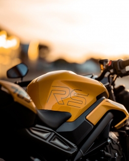 凯旋青蛙 RSGorm Moto 巧妙地捕捉了 Street Triple 765 RS 的独特个性。