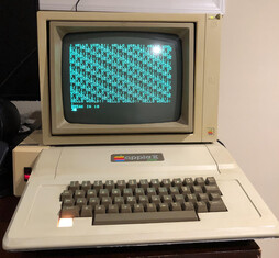 绿荧光里的数字乡愁 🟢 40 年前的 Apple II 依然能亮！
