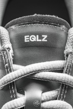 EQLZ Fault 22 Lo  银色鞋面、透明缝线，再加上经典的错版鞋造型  就自带那么点儿科幻感  #球鞋很潮#