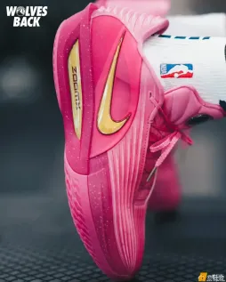 森林狼队的Rob Dillingham上脚了一双粉色的Nike GT Cut3 Turbo PE，鞋身部分有他的专属Logo，灵感源于汽车的档位，当然也是他的绰号Rob wit the shifts。