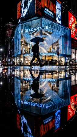 霓虹雨，双重阴影。