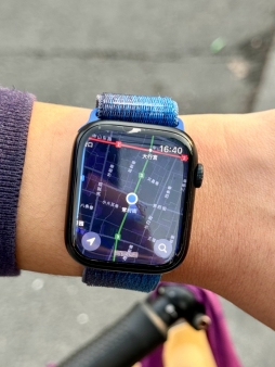 这才是 Apple watch的正确打开方式 骑车时直接 “hiSiri 打开地图” 看看大概走到了哪里，或者直接“导航至xxx” 确实好用