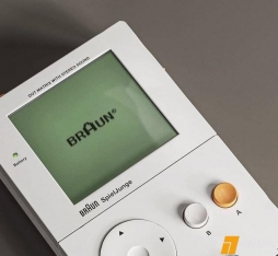 如果博朗设计游戏机，会是...|||moonshake3d的Braun SpielJunge项目，与Gameboy异曲同工，为我们呈现博朗掌机的假想设计，真的很博朗。