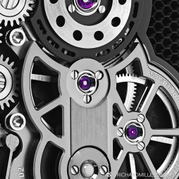 全新RM 21-02 Aerodyne陀飞轮腕表在设计、机械创造力和材质应用上重新定义了制表工艺边界，限量发售50枚。