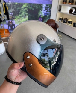 veldt头盔全碳纤维复古头盔银箔搭配铜下巴 碳纤维设计非常轻便小盔体一盔多用！可玩性非 常高！