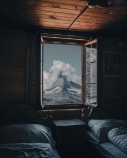 瑞士泽尔马特的窗外山景 ​​​