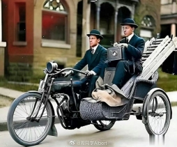 1912年，夏天，两位年轻的男子骑上一辆单缸君主摩托车开始了他们的冒险之旅。  他们都是当时极具冒险精神的年轻人，一位名叫比尔，另一位名叫...