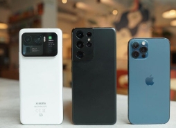 把小米11 Ultra、三星S21 Ultra和iPhone 12 Pro放一起对比  从颜值上来说，哪部最好看？[喵喵]