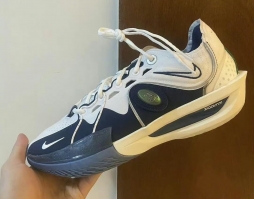 Nike G.T. Cut 3「Zoom Flight V」  以基德经典的「大眼睛」Zoom Flight V篮球鞋为灵感的GT Cut 3配色，鞋面的椭圆形标志和后跟及鞋底的绿色都忠实还原了这双...