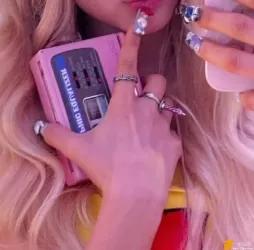 韩国某女团成员Danielle拍照的时候竟然直接露出了博主吃口小蛋的座位  震惊！ ​