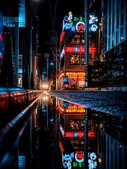 霓虹闪烁的夜晚，静谧的街道。🌃