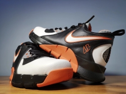 044-Nike zoom MVP|||这双风之子史蒂夫纳什的准签名鞋zoom MVP,从一定程度上也标记了那支跑轰太阳的巅峰岁月。