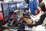 实拍台湾电玩展上的顶级长腿美女体验赛车游戏