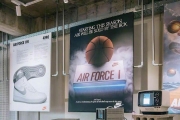 Focus Shop# 韩国鞋店Kasina自发举办的Air Force 1 四十周年展，当年的老传播物料确实营造出时光隧道的感觉，不过今年品牌确实没有拿出AF25...