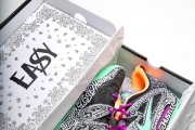 Timothy Goodman x Nike KD 15北美时间12月9日公开发售，由视觉艺术家蒂莫西·古德曼倾心，为致敬布鲁克林社区而采用的涂鸦元素及鞋身的配色均呼应了其202...